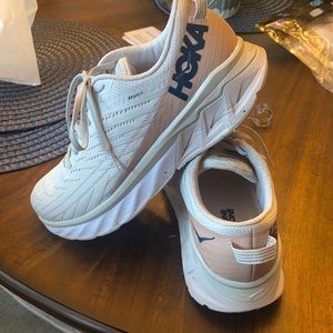 Hoka one one arahi 4